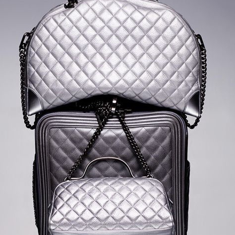 CHANEL 絕美航空版香奈兒 銀色限量絕版小牛皮菱格紋 xxl旅行登機Bowling Bag-7
