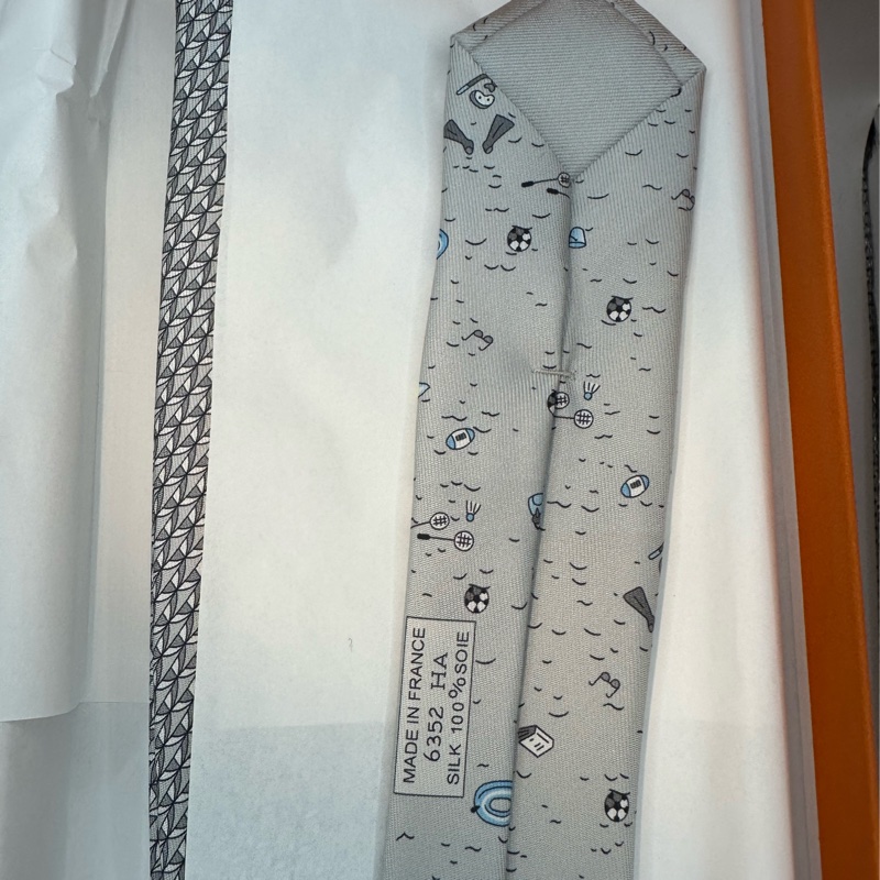 全新未使用 愛馬仕Hermes 領帶 銀灰色背面童趣插畫-3