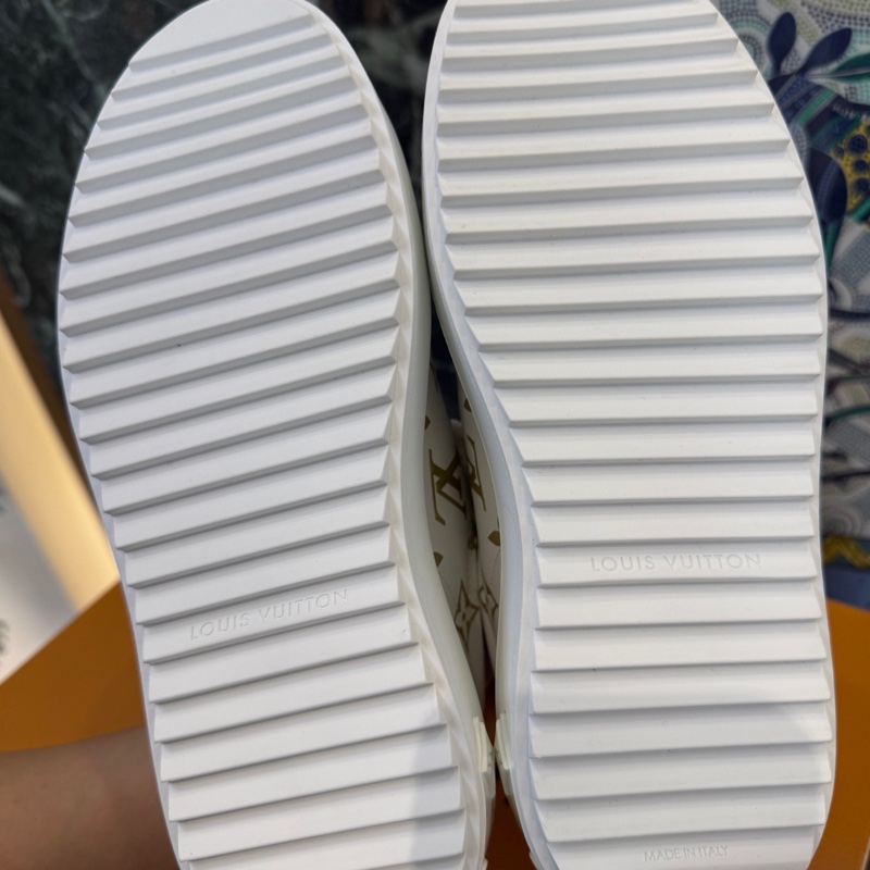 LV time out金標厚底小白鞋，35碼 全新-4
