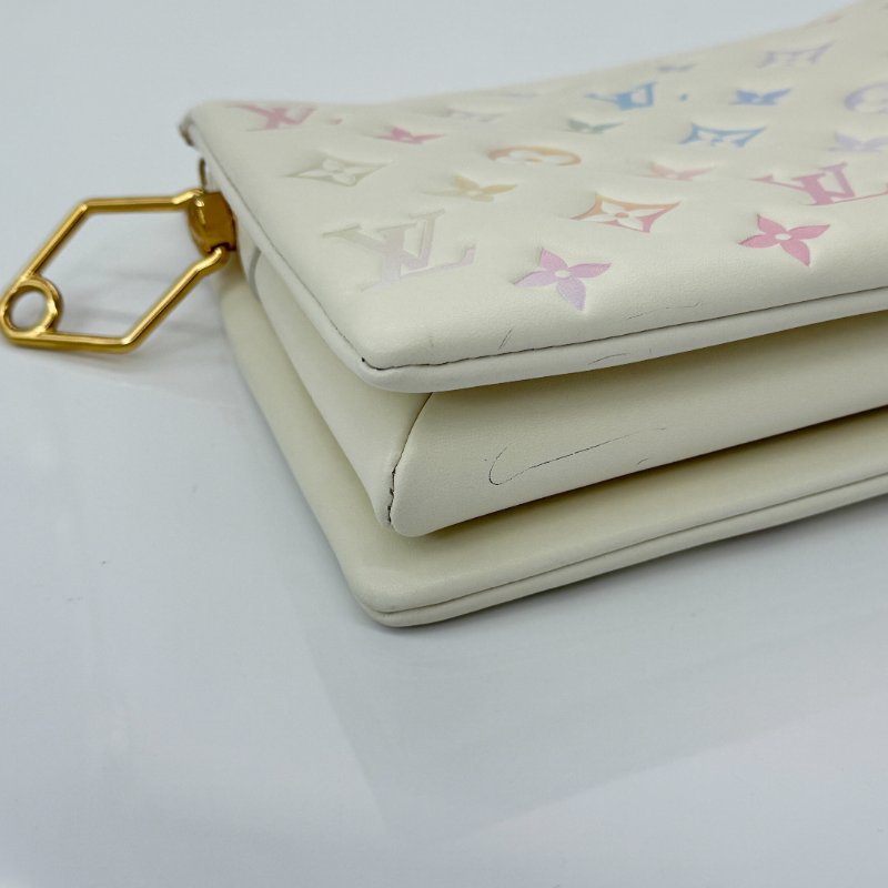 LV M22993 COUSSIN BB 水彩漸變 珐瑯釦鏈條-5