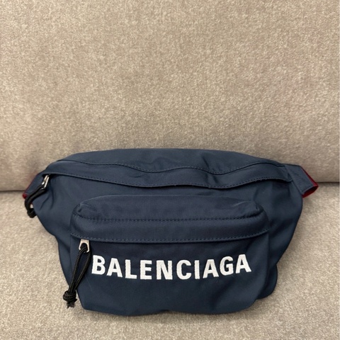 巴黎世家深藍刺繡腰包