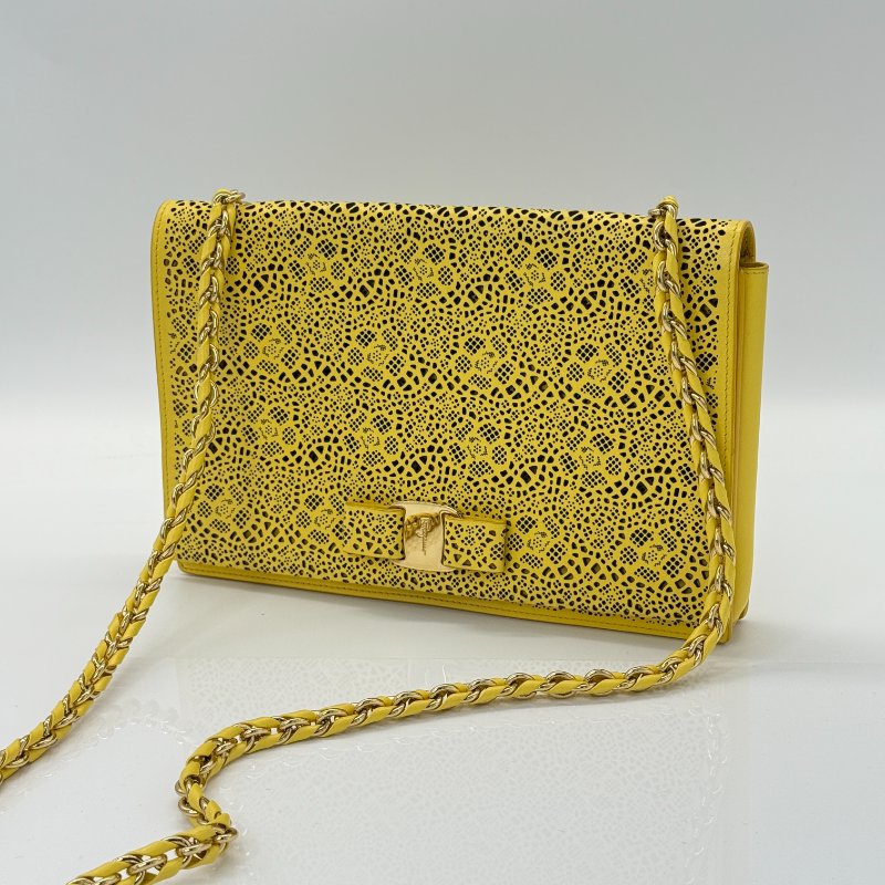 Ferragamo 雕花牛皮 鏈條包-1