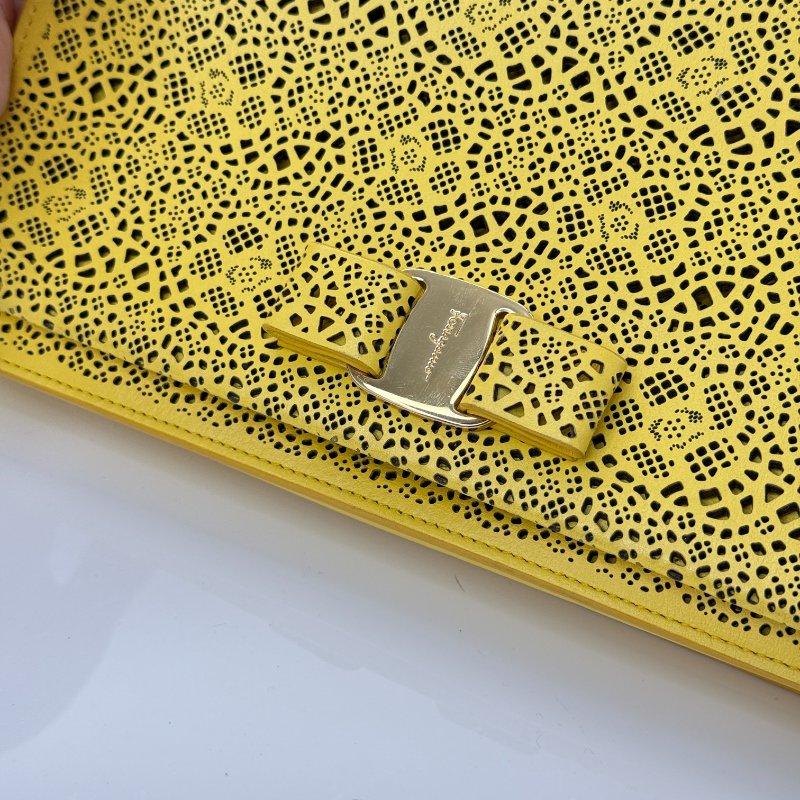 Ferragamo 雕花牛皮 鏈條包-5