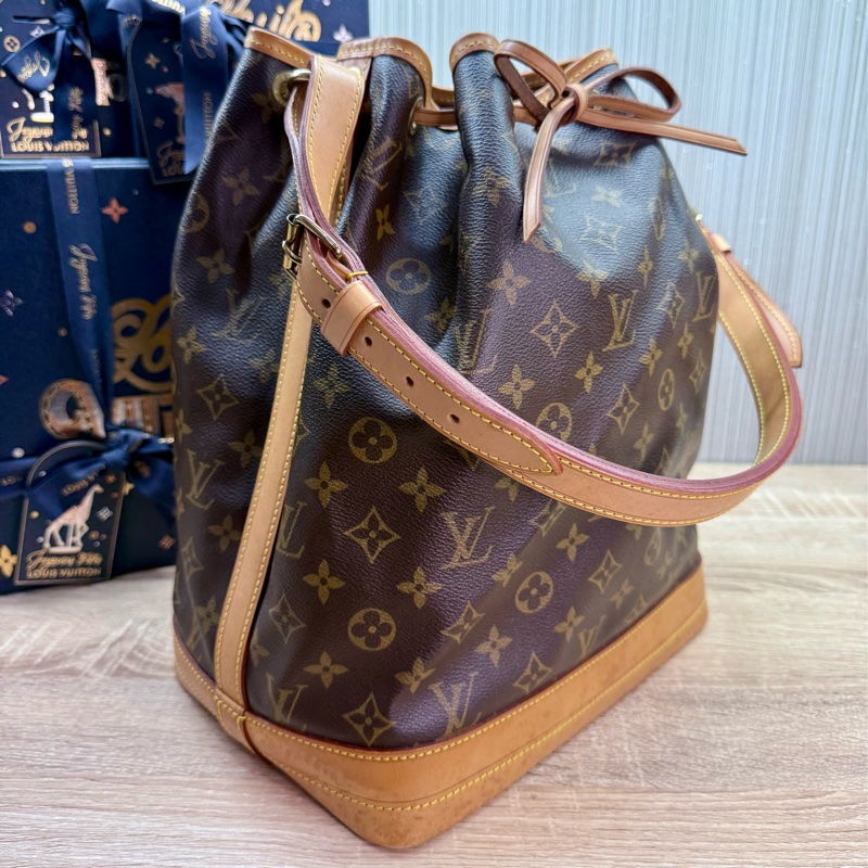 LV M42224 noe 經典老花字紋大水桶包肩背包-2