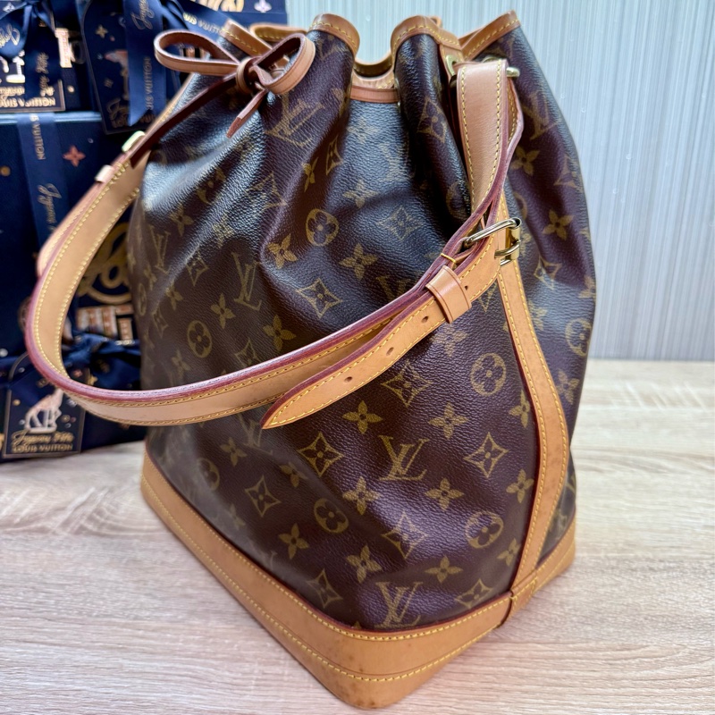 LV M42224 noe 經典老花字紋大水桶包肩背包-3