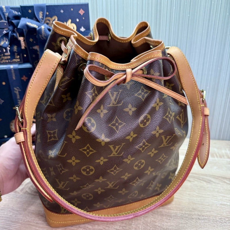 LV M42224 noe 經典老花字紋大水桶包肩背包-7