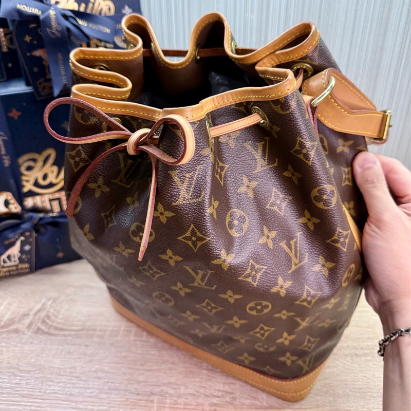 LV M42224 noe 經典老花字紋大水桶包肩背包-9