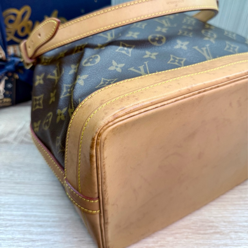 LV M42224 noe 經典老花字紋大水桶包肩背包-14