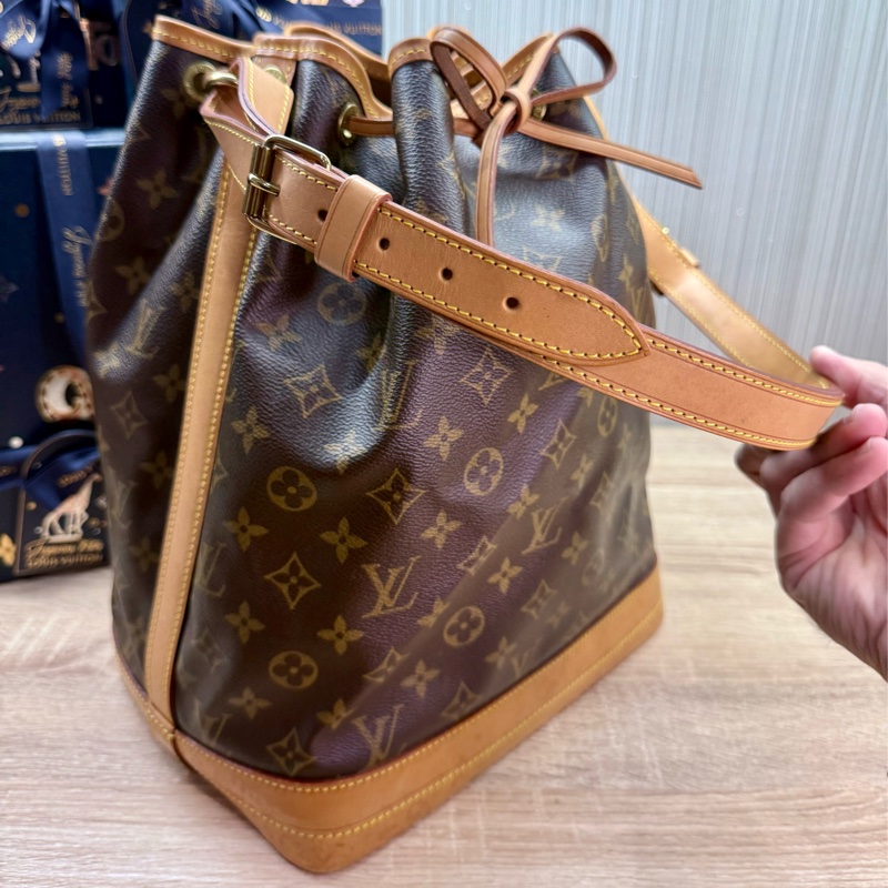 LV M42224 noe 經典老花字紋大水桶包肩背包-17