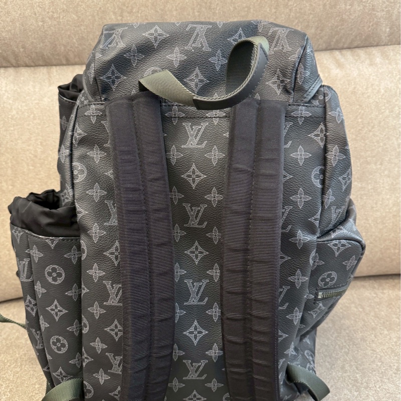 LV老花翻蓋後背包-1