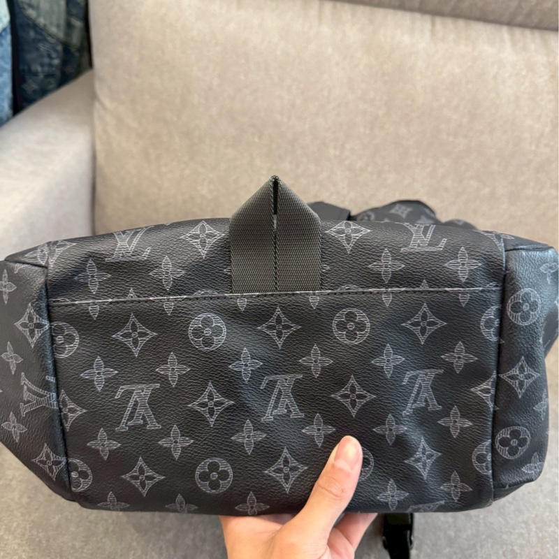 LV老花翻蓋後背包-3