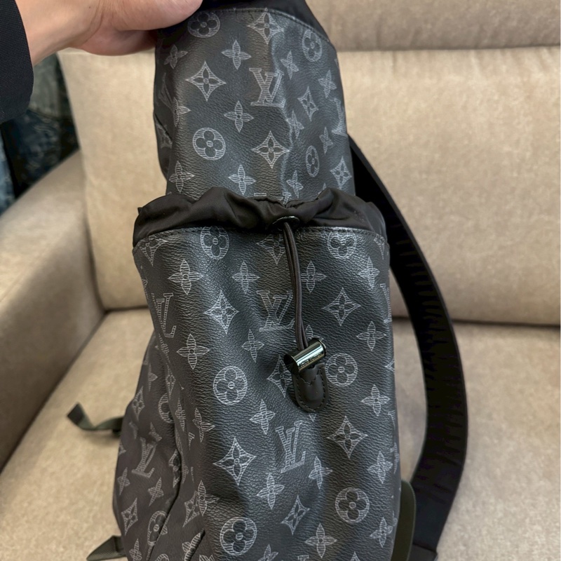 LV老花翻蓋後背包-5