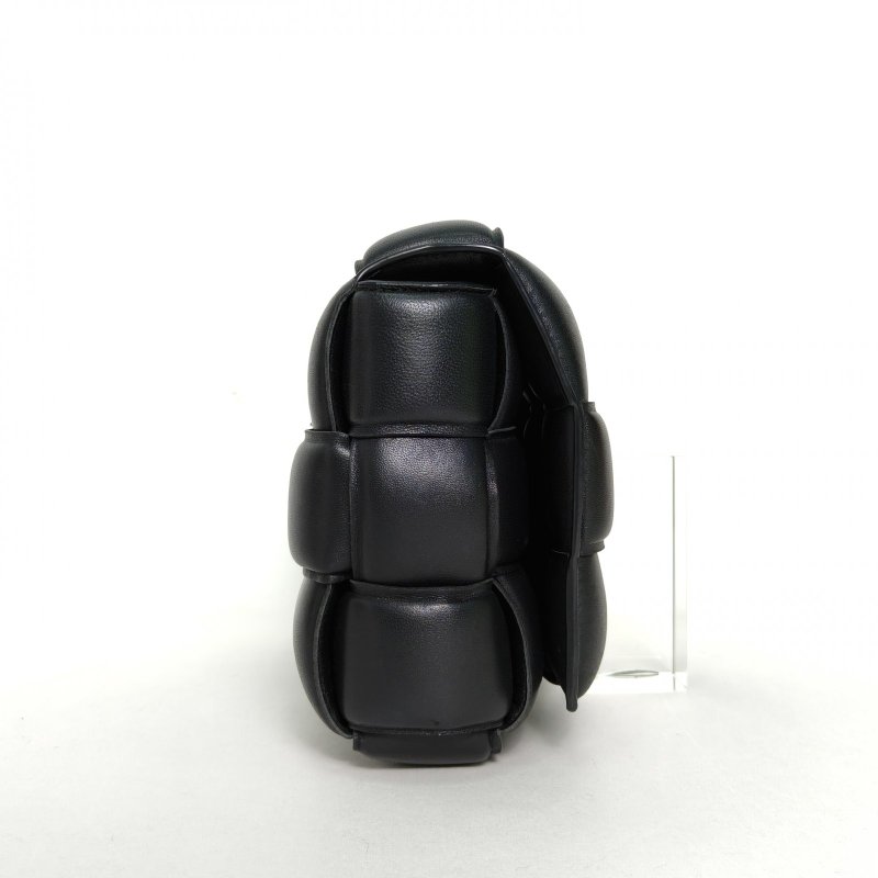 BOTTEGA VENETA CassettePadded加襯中號26黑色羊皮肩背包-1
