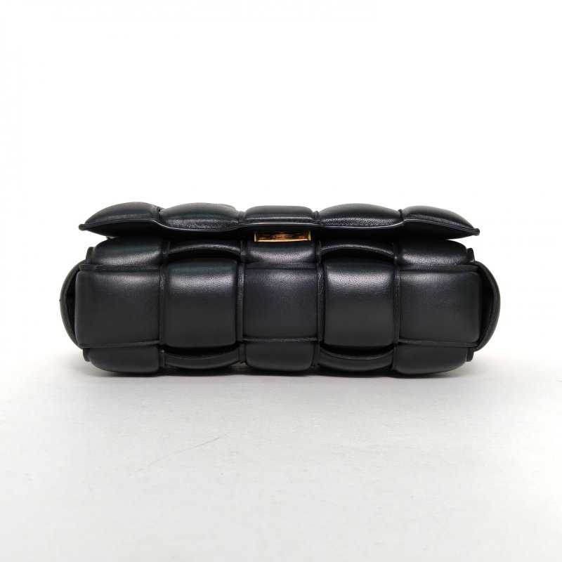 BOTTEGA VENETA CassettePadded加襯中號26黑色羊皮肩背包-4