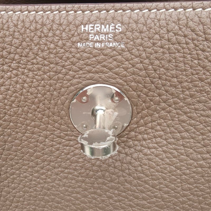 HERMES Lindy3018大象灰TC皮X刻銀扣肩背包-4