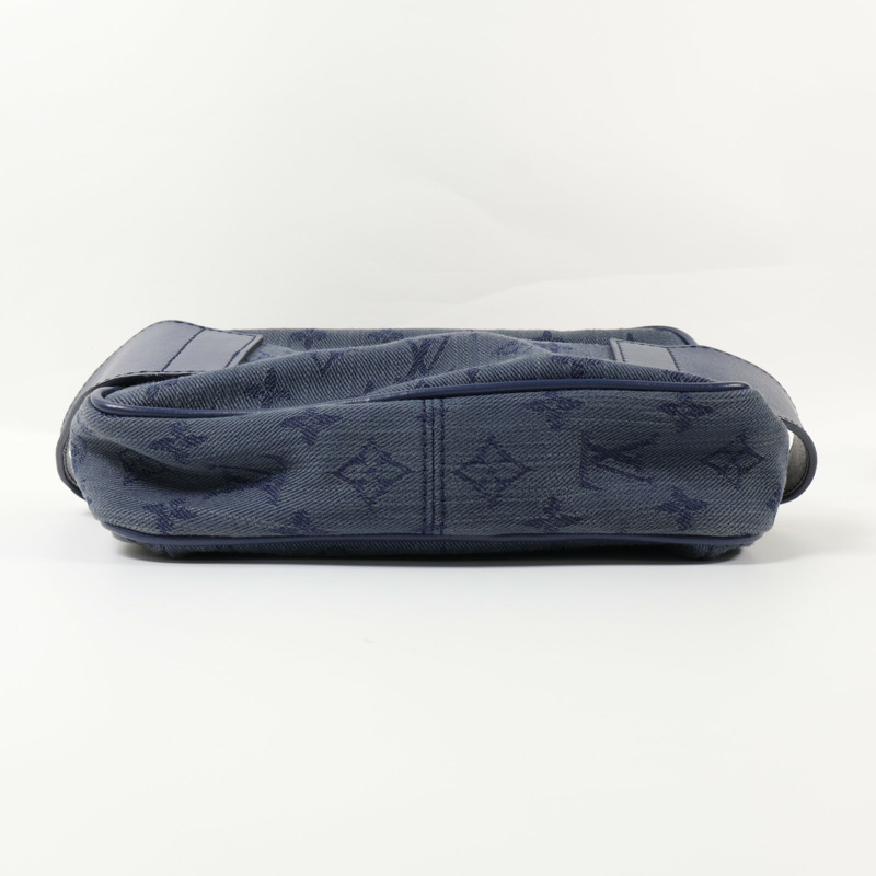 LOUIS VUITTON Monogram Denim Outdoor Bumbag金扣肩背袋-3