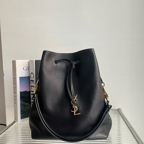 🔥新到：99🆕 聖羅蘭 / YSL 羊皮革 手提單肩包 抽繩福袋 水桶包 女款 黑色 24編碼 尺寸：25*30*12 精緻時髦 抽繩福袋 水桶包 女款 黑色 24 編碼 尺寸：25*30*12 精緻時髦 懶隨性十足 專櫃2萬多 輕便