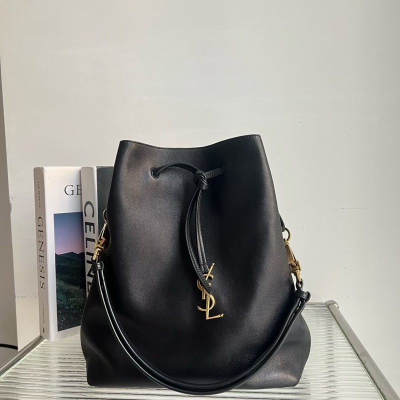 🔥新到：99🆕 聖羅蘭 / YSL 羊皮革 手提單肩包 抽繩福袋 水桶包 女款 黑色 24編碼 尺寸：25*30*12 精緻時髦 抽繩福袋 水桶包 女款 黑色 24 編碼 尺寸：25*30*12 精緻時髦 懶隨性十足 專櫃2萬多 輕便-0