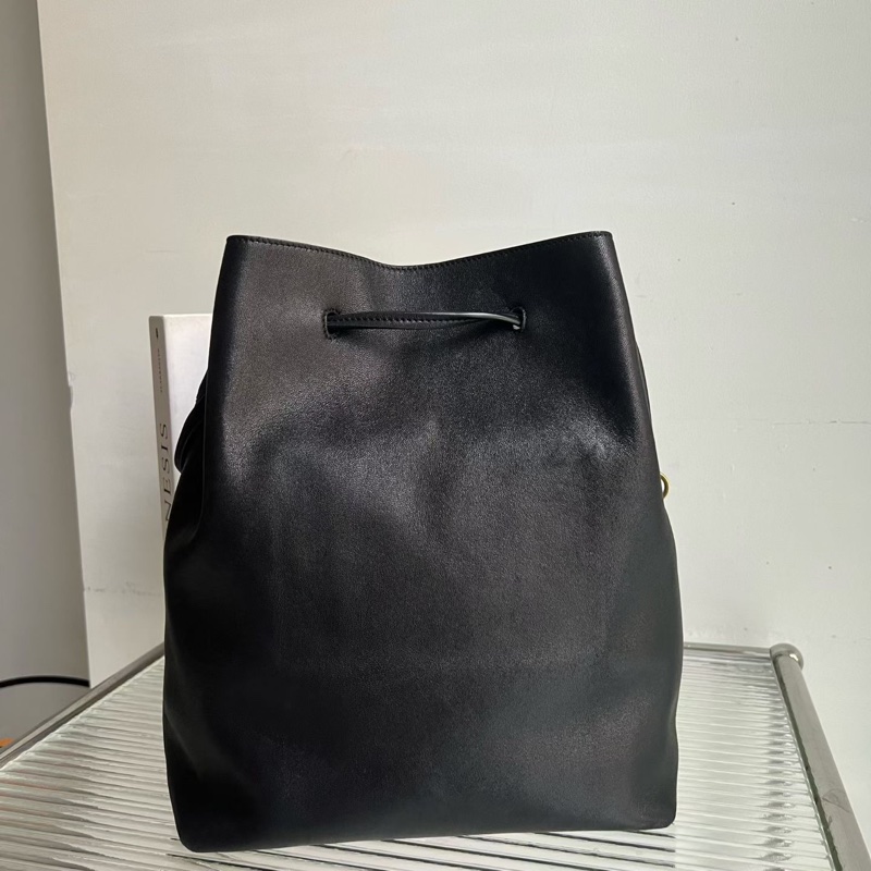 🔥新到：99🆕 聖羅蘭 / YSL 羊皮革 手提單肩包 抽繩福袋 水桶包 女款 黑色 24編碼 尺寸：25*30*12 精緻時髦 抽繩福袋 水桶包 女款 黑色 24 編碼 尺寸：25*30*12 精緻時髦 懶隨性十足 專櫃2萬多 輕便-1