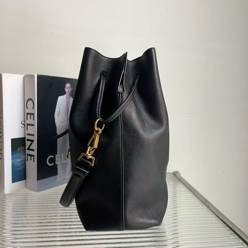 🔥新到：99🆕 聖羅蘭 / YSL 羊皮革 手提單肩包 抽繩福袋 水桶包 女款 黑色 24編碼 尺寸：25*30*12 精緻時髦 抽繩福袋 水桶包 女款 黑色 24 編碼 尺寸：25*30*12 精緻時髦 懶隨性十足 專櫃2萬多 輕便-2