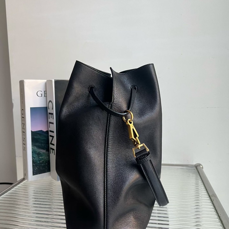 🔥新到：99🆕 聖羅蘭 / YSL 羊皮革 手提單肩包 抽繩福袋 水桶包 女款 黑色 24編碼 尺寸：25*30*12 精緻時髦 抽繩福袋 水桶包 女款 黑色 24 編碼 尺寸：25*30*12 精緻時髦 懶隨性十足 專櫃2萬多 輕便-3