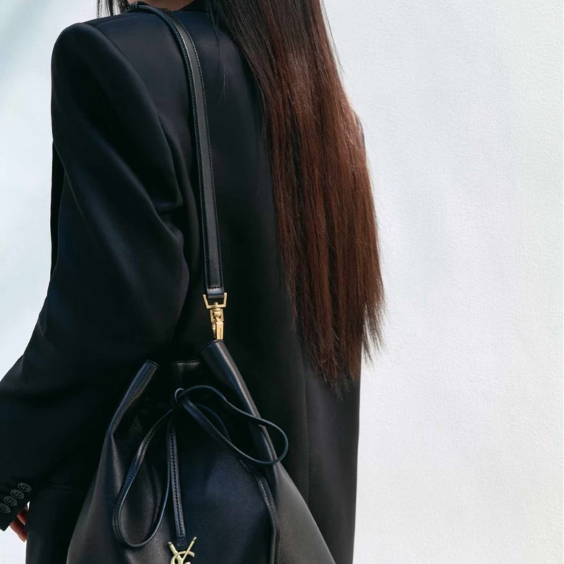 🔥新到：99🆕 聖羅蘭 / YSL 羊皮革 手提單肩包 抽繩福袋 水桶包 女款 黑色 24編碼 尺寸：25*30*12 精緻時髦 抽繩福袋 水桶包 女款 黑色 24 編碼 尺寸：25*30*12 精緻時髦 懶隨性十足 專櫃2萬多 輕便-5