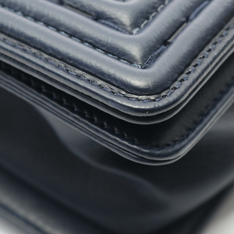 香奈兒 Boy Chanel 小號 Wild Stitch 鏈條肩背包，海軍藍皮革，二手 CC-7