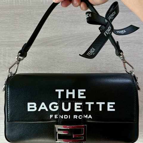 「i-dle 宋雨琦同款｜IVE 安俞真愛用款出售中❗️」法棍包25周年系列聯名款！98新閒置款！配件齊全！