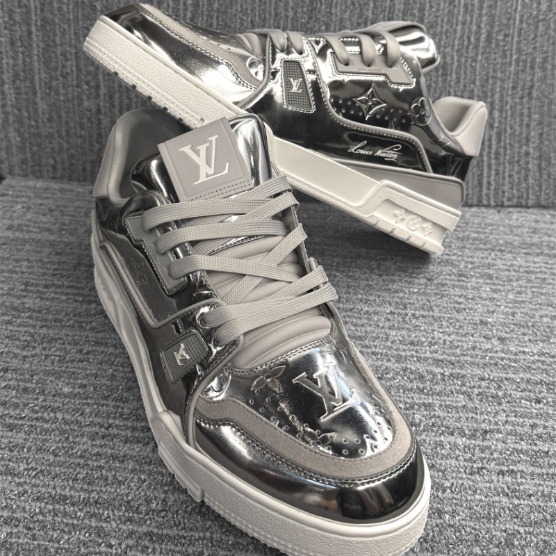 【LOUIS VUITTON LV 路易威登】TRAINER MONOGRAM壓花 亮漆銀 運動鞋(下單前須先私訊)-0