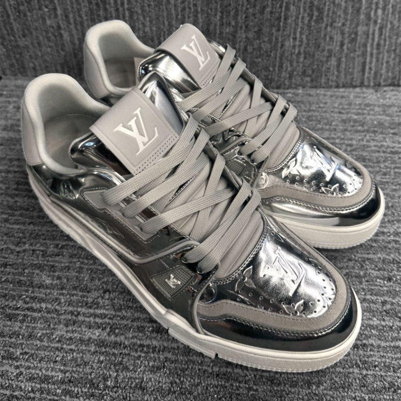 【LOUIS VUITTON LV 路易威登】TRAINER MONOGRAM壓花 亮漆銀 運動鞋(下單前須先私訊)-1
