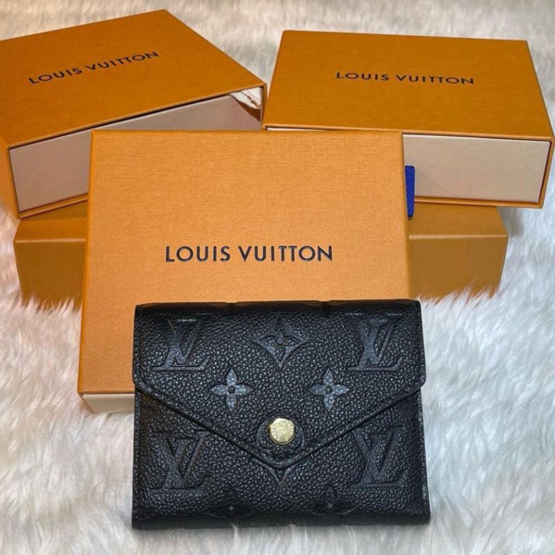 【LOUIS VUITTON LV 路易威登】LOUIS VUITTON-老花壓紋 釦式三折短夾 黑(下單前須先私訊)-0