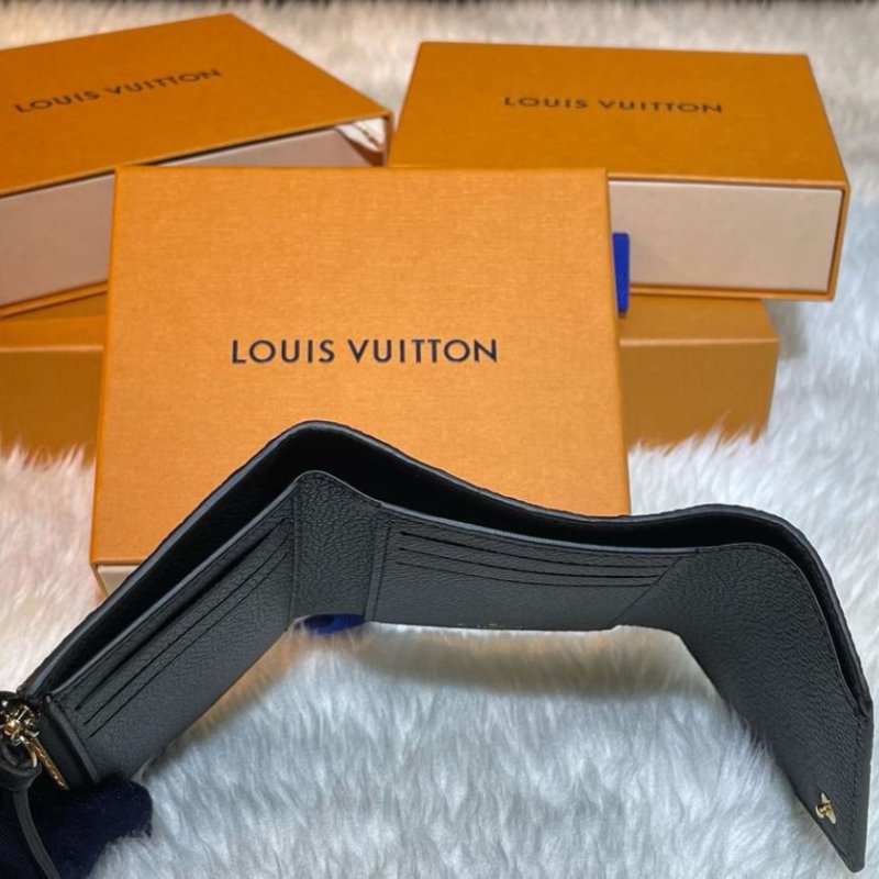 【LOUIS VUITTON LV 路易威登】LOUIS VUITTON-老花壓紋 釦式三折短夾 黑(下單前須先私訊)-1