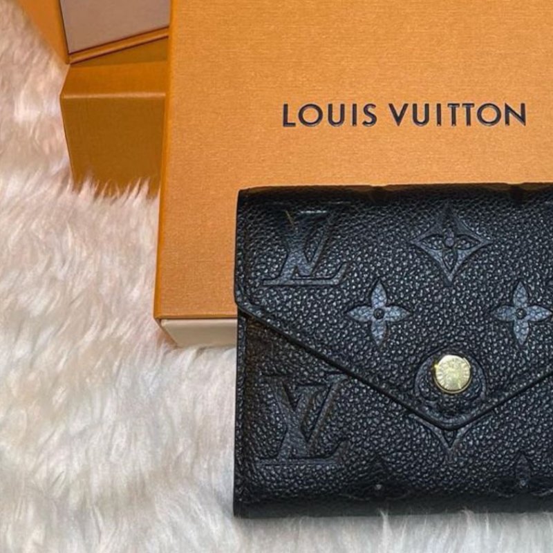 【LOUIS VUITTON LV 路易威登】LOUIS VUITTON-老花壓紋 釦式三折短夾 黑(下單前須先私訊)-3