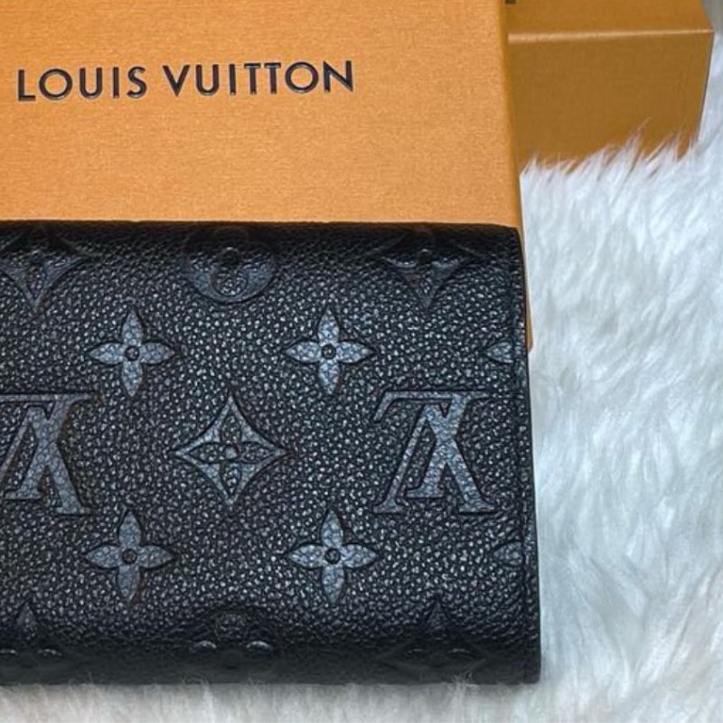 【LOUIS VUITTON LV 路易威登】LOUIS VUITTON-老花壓紋 釦式三折短夾 黑(下單前須先私訊)-4