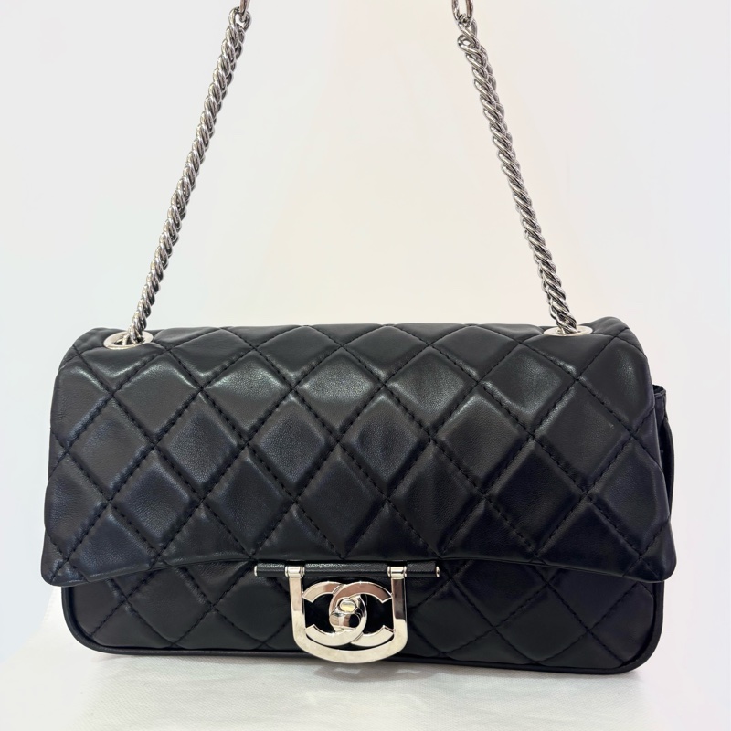 CHANEL黑羊皮銀釦掀蓋包-0