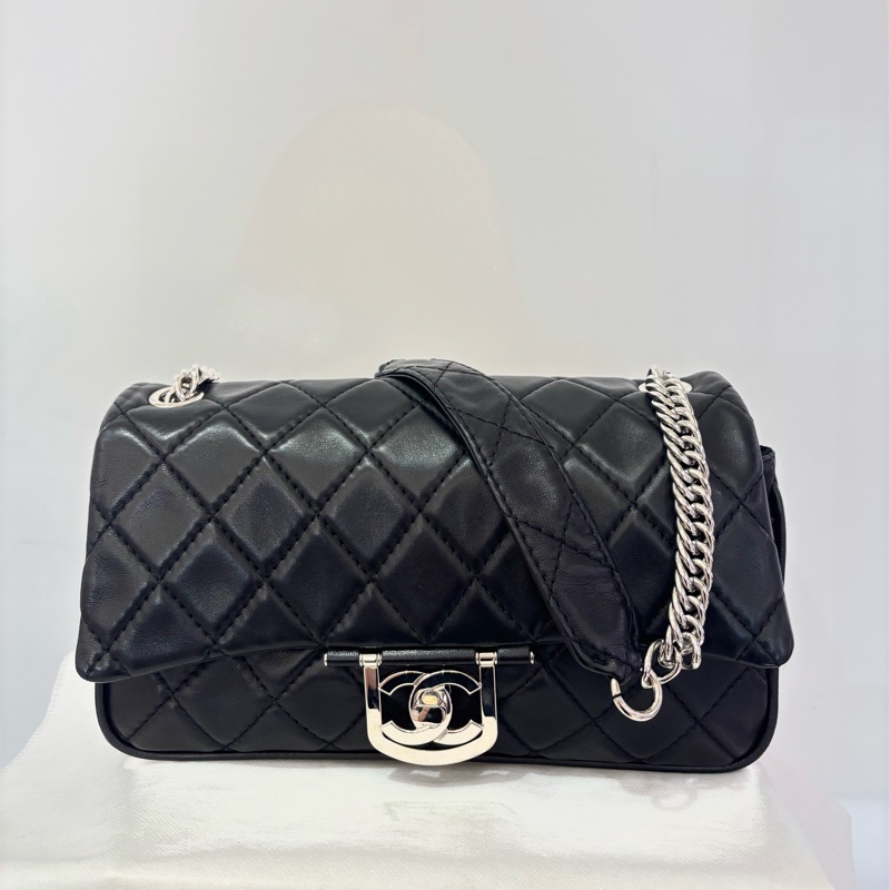 CHANEL黑羊皮銀釦掀蓋包-1