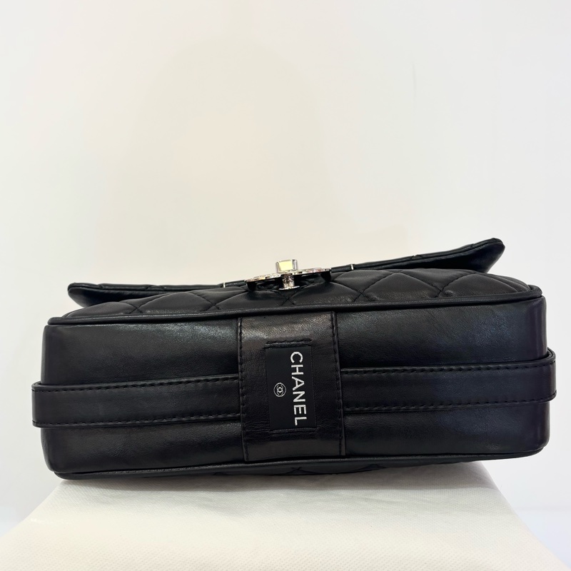 CHANEL黑羊皮銀釦掀蓋包-4