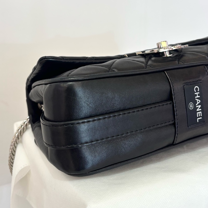 CHANEL黑羊皮銀釦掀蓋包-6