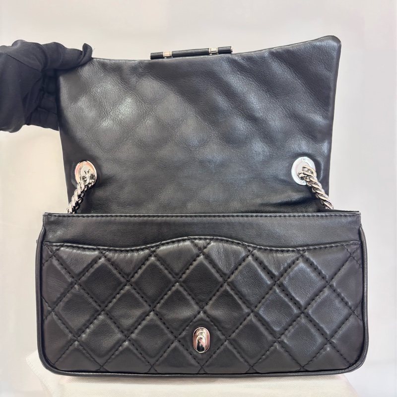 CHANEL黑羊皮銀釦掀蓋包-7