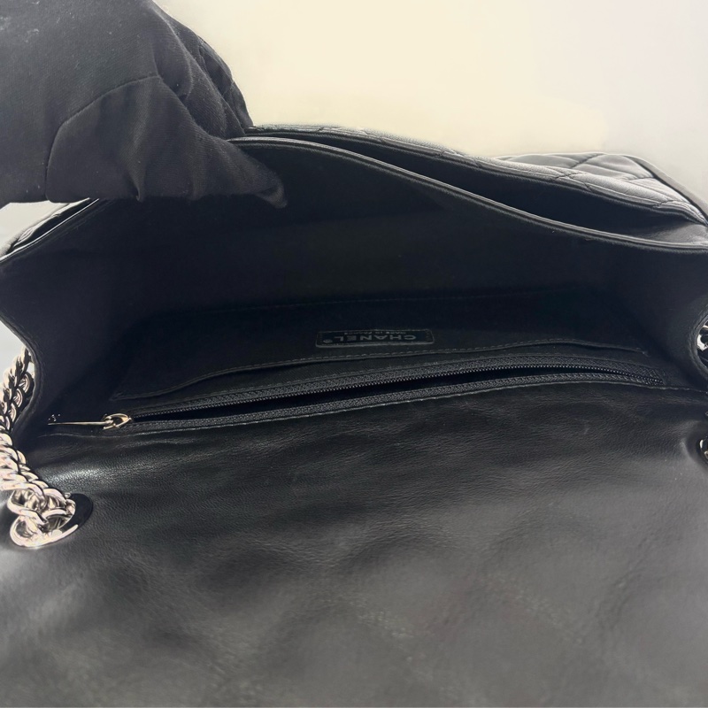 CHANEL黑羊皮銀釦掀蓋包-8