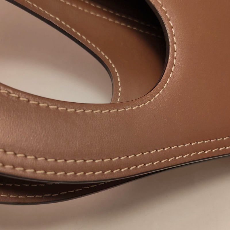 Burberry Pocket中號牛皮明線裝飾字母logo鏤空式手柄單肩包-18