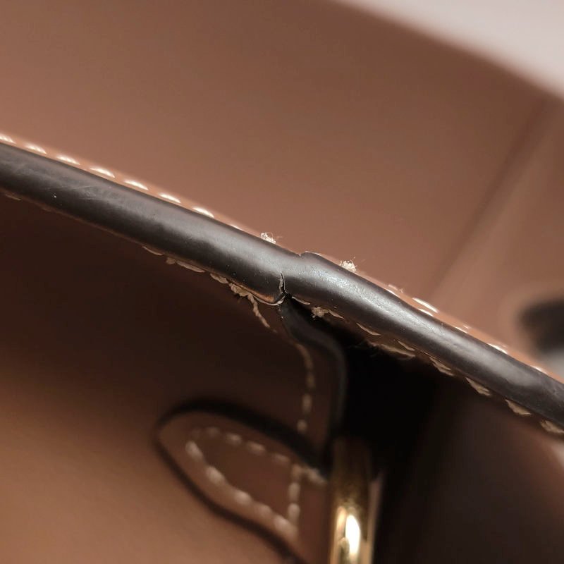 Burberry Pocket中號牛皮明線裝飾字母logo鏤空式手柄單肩包-21