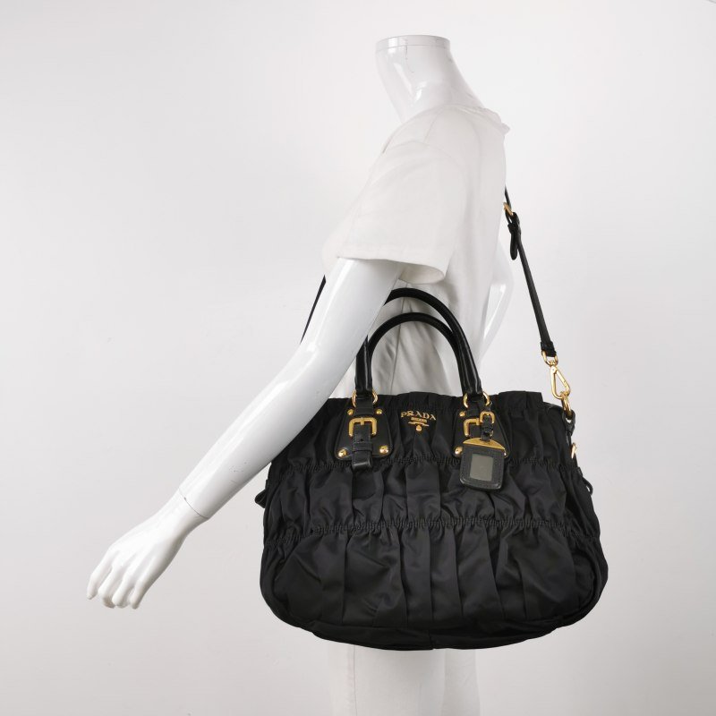 Prada Gaufre羊皮尼龍布字母Logo褶皺褶皺斜挎包單肩包-1