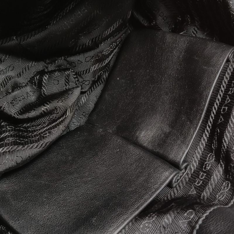 Prada Gaufre羊皮尼龍布字母Logo褶皺褶皺斜挎包單肩包-10