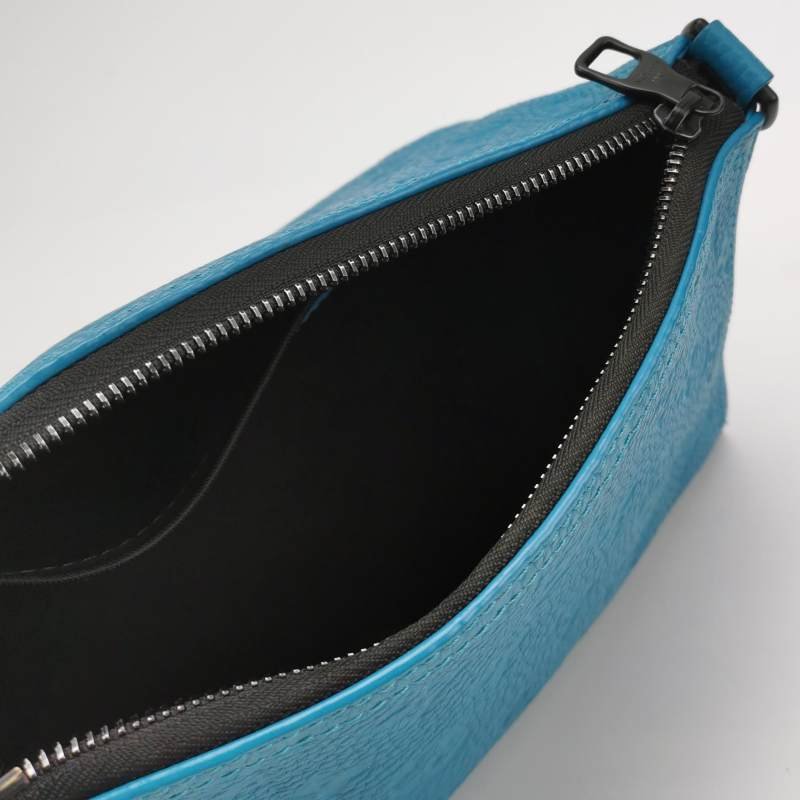 Louis Vuitton(LV)Triangle牛皮純色老花壓紋斜挎包單肩包-6