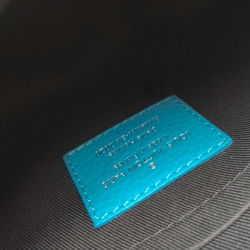 Louis Vuitton(LV)Triangle牛皮純色老花壓紋斜挎包單肩包-10