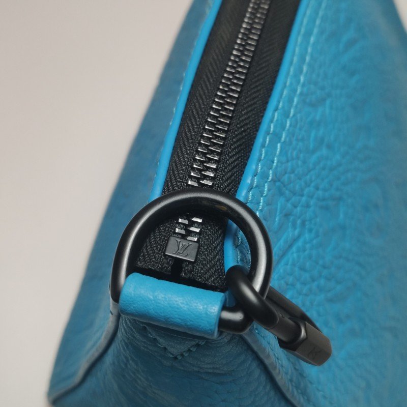 Louis Vuitton(LV)Triangle牛皮純色老花壓紋斜挎包單肩包-11
