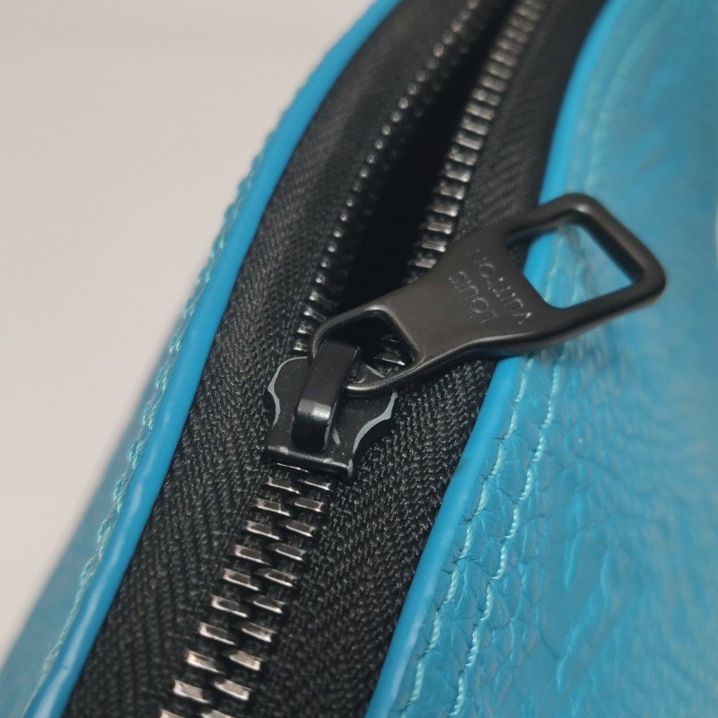 Louis Vuitton(LV)Triangle牛皮純色老花壓紋斜挎包單肩包-12