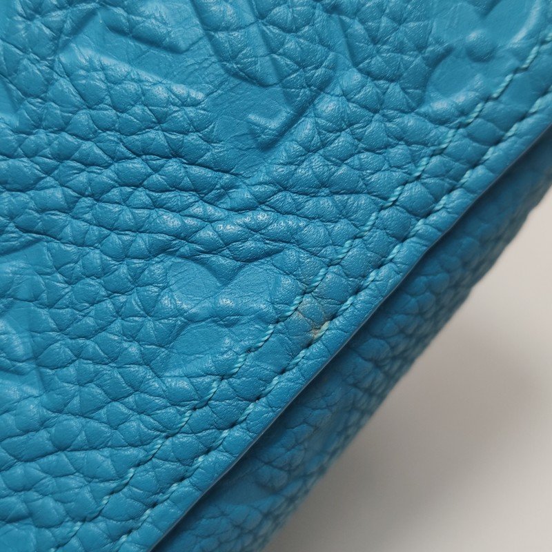 Louis Vuitton(LV)Triangle牛皮純色老花壓紋斜挎包單肩包-14