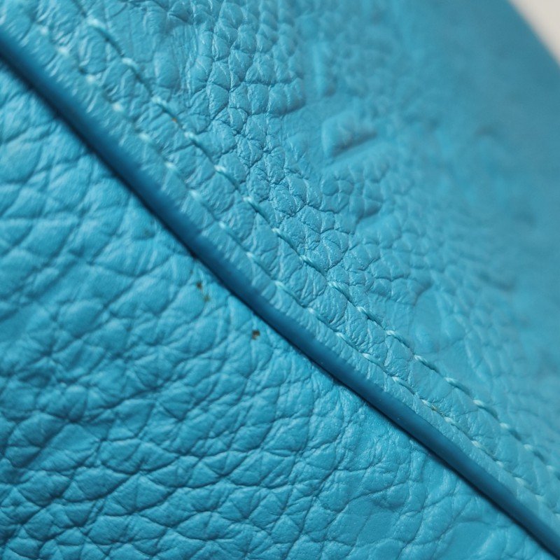 Louis Vuitton(LV)Triangle牛皮純色老花壓紋斜挎包單肩包-15